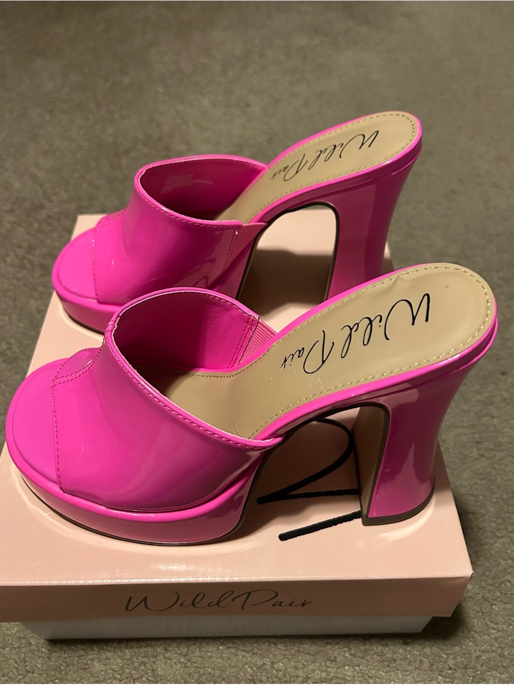 Wild Pair CLOHVE PLATFORM SLIDE SANDALS PINK PATENT